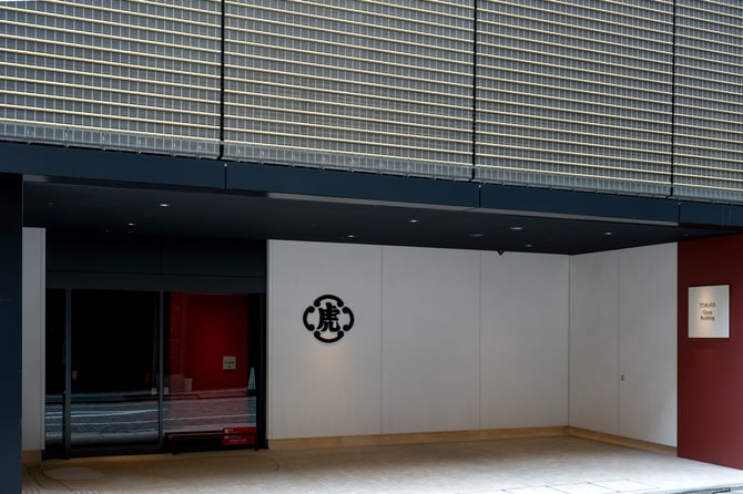 ビルの入り口は中央通りから1本入った「すずらん通り」に面している。