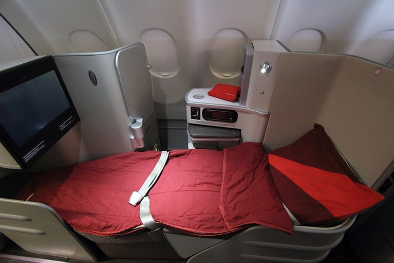 就寝時にはフルフラットになるシートの長さは2メートル。のびのびと休むことができる。