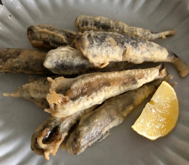 「今回はたまたまスーパーで安く売っているのを見つけたメヒカリをフリットに。小さな魚を揚げるのが好きなので稚鮎で作ることも多いです」