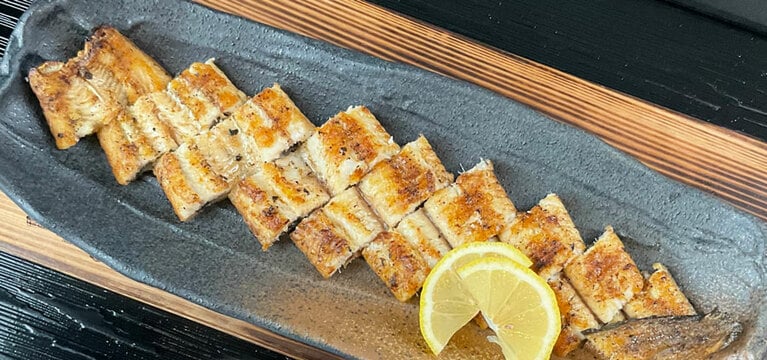 こちらはウナギ1尾を白焼きにした「素焼」。レモン×藻塩などいろいろな味で。