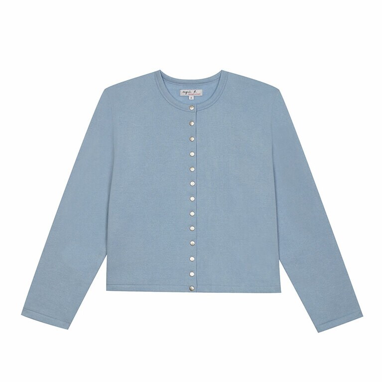 Le cardigan pression “bio” Femme ブルー26,400円。