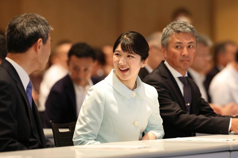9月7日、「防災推進国民大会」の会場で、関係者と言葉を交わされる愛子さま［代表撮影］　©時事通信社