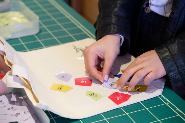 好きなところに貼ってカスタムすることで愛着がわき、より大切に使えそう。