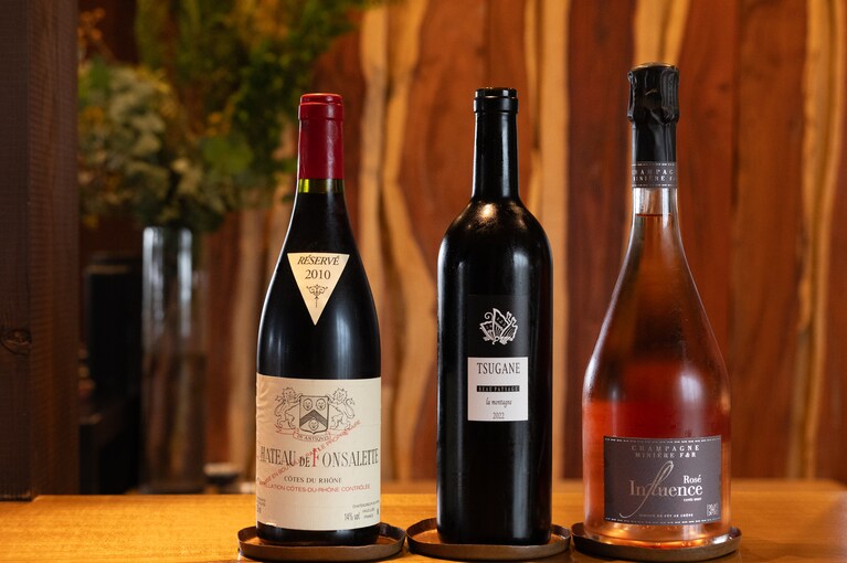 左からシャトー・ラヤスの「2010 コート・デュ・ローヌ」、山梨県の日本ワイン「ボーペイサージュ・ラ・モンターニュ 2022」、希少シャンパーニュ「ミニエール F＆R アンフリュアンス ロゼ」。