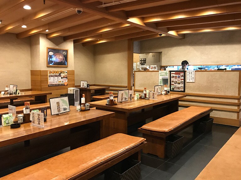 「山本屋本店」のイスはベンチスタイルで、店内はシンプルな造り。