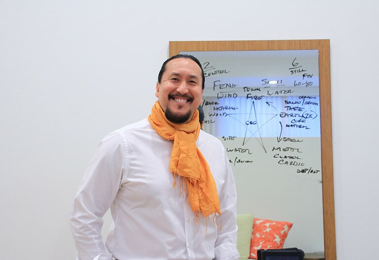 ビリー・ヤマグチ氏。鏡に風水の診断を書いてカウンセリングしてくれる。