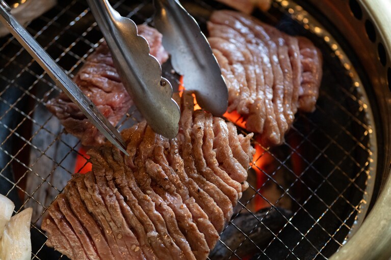 スタッフが炭火でじっくりと焼き進めてくれる。焼き肉の香りが食欲を刺激します。