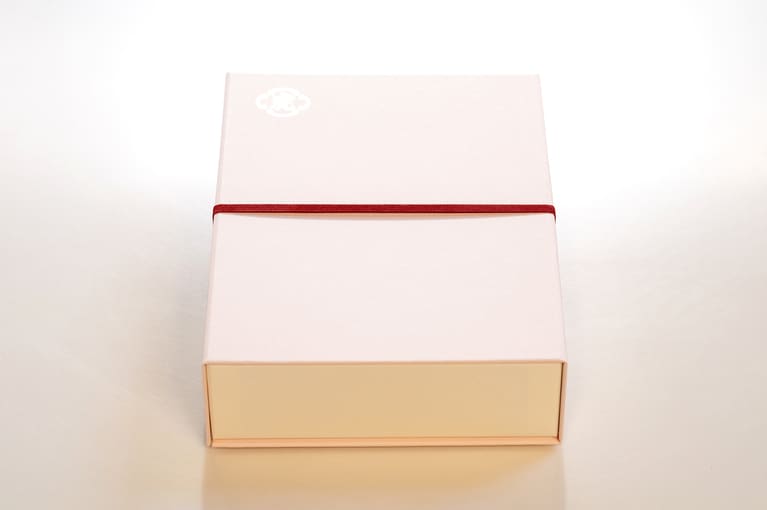 えんじ色のゴムバンドもピンクの箱によく合う。