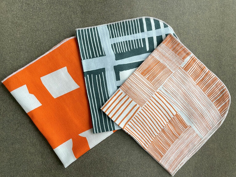 お土産にも喜ばれそうなかわいらしいハンカチ。