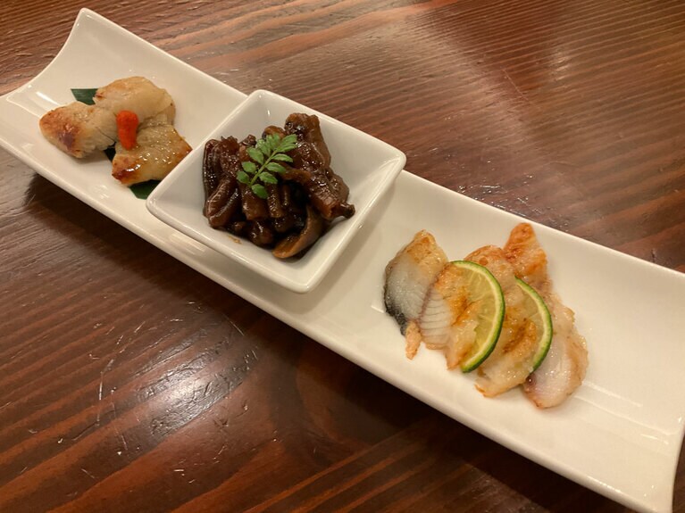 「うなぎ珍味三点盛」2,178円、内容は日替わり。