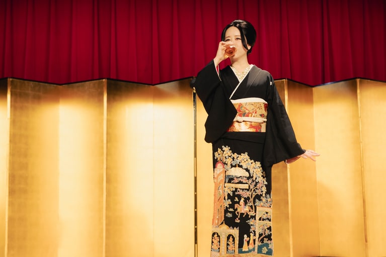 「今日は飲みます！」と宣言し、杯を空ける東村アキコさん。