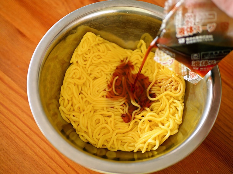 水やタレでほぐせるタイプの中華麺は本当に便利。