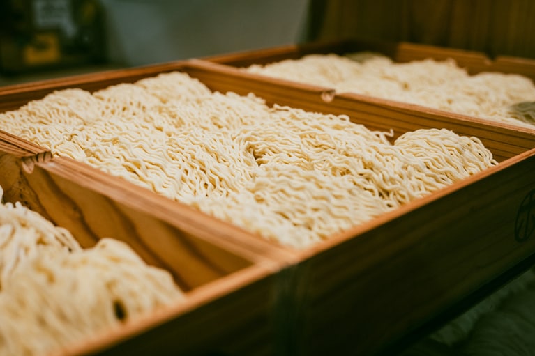 木製の番重に美しく並べられた麺。