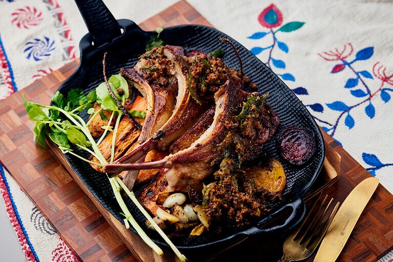 「ラムチョップ焼きとココナッツチャツネ」。パーティ映え間違いなし。