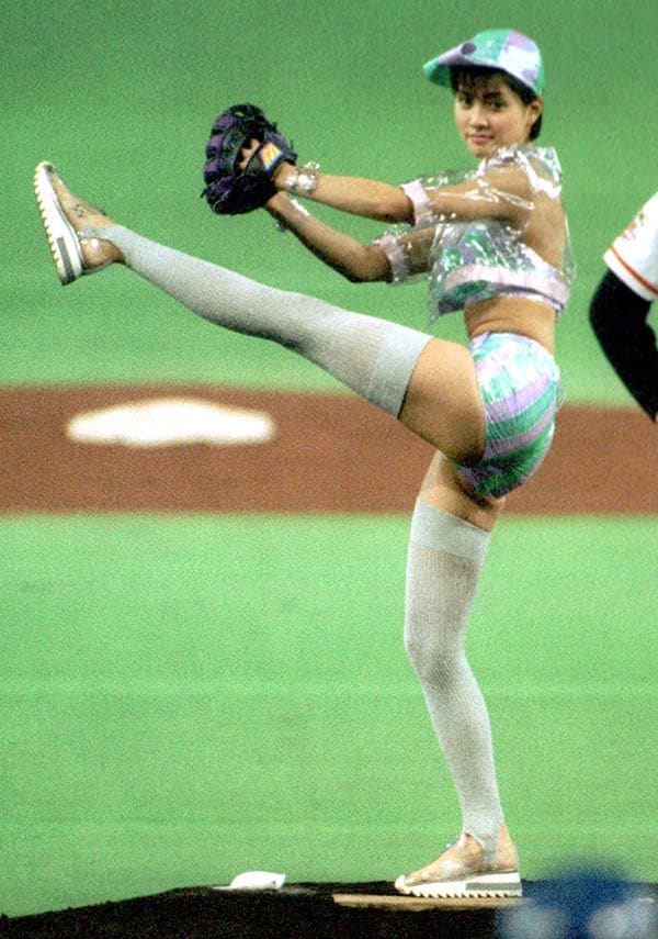 1995年4月、東京ドームで始球式に臨む当時19歳の内田