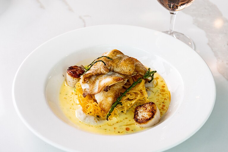 メインの魚料理は、その日の市場のおすすめを優雅なブールブランソースで。リッチな味わいにうっとり……。