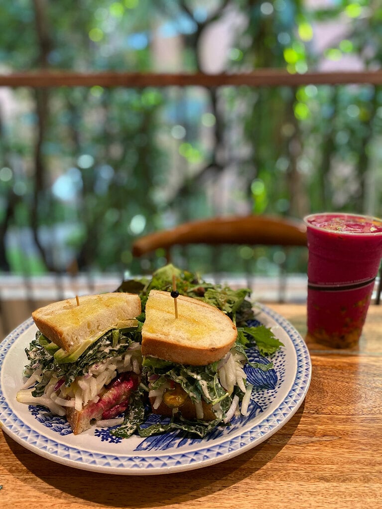 地元の野菜がたっぷり入ったヴィーガンサンドイッチはバインミー風で酸味が後を引く。20.95ドル。