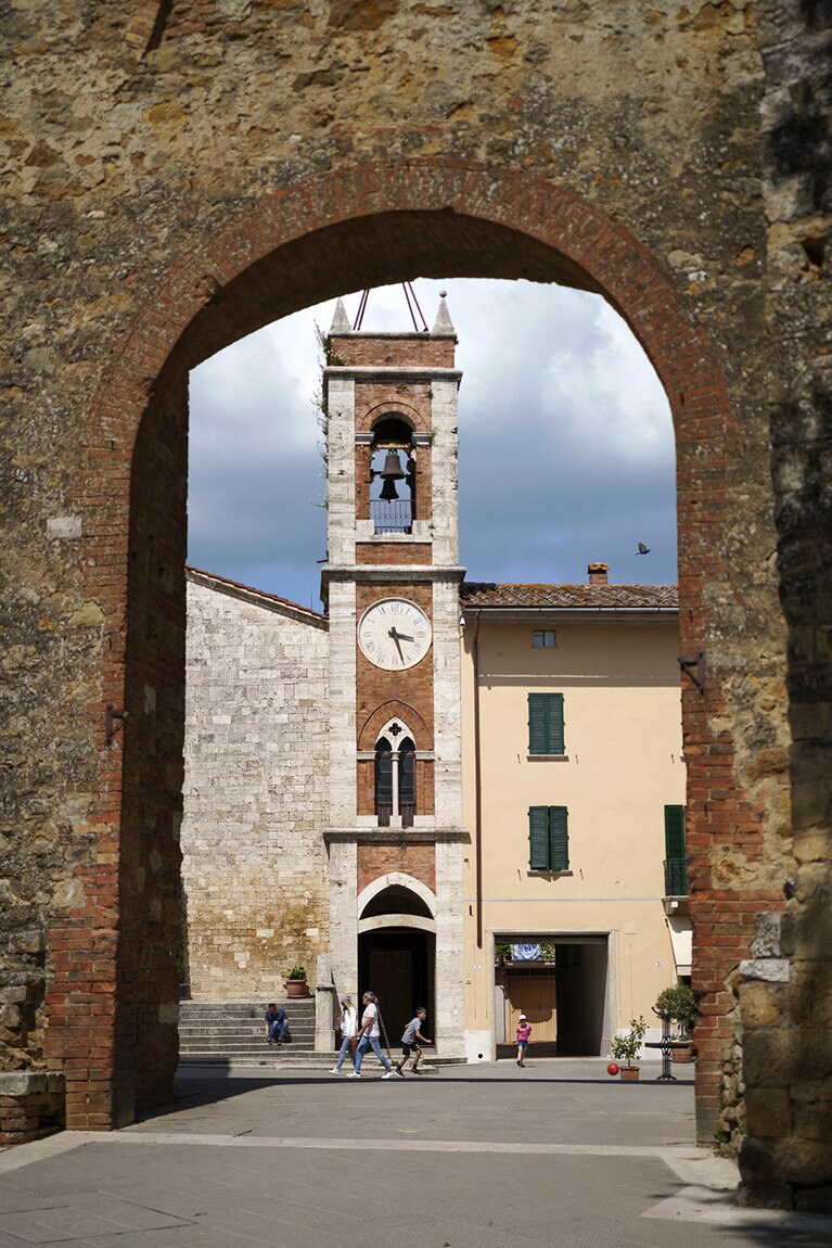 ヌオーヴァ門越しにサン・フランチェスコ教会を望む。