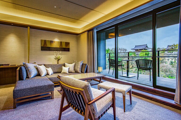 隣接する東本願寺岡崎別院の庭園が望めるスイートルーム。
