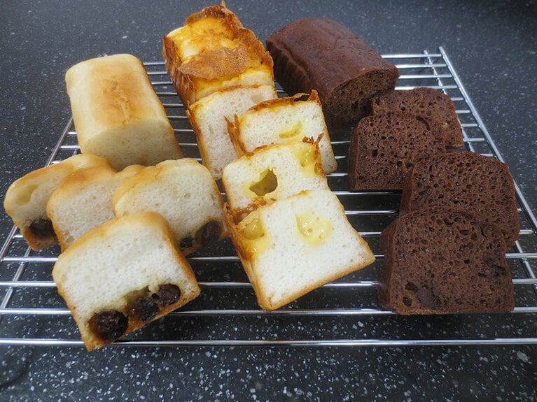 お米味食パン。左から「ラムレーズン」「チーズ」「カカオチョコチップ」各800円。