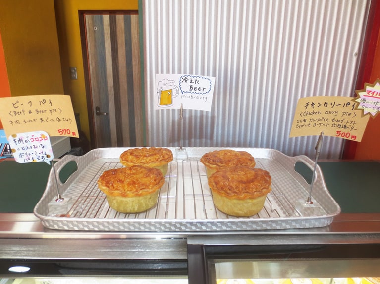 冷蔵ケースの上にも、当日焼きたてのパイが置かれて。