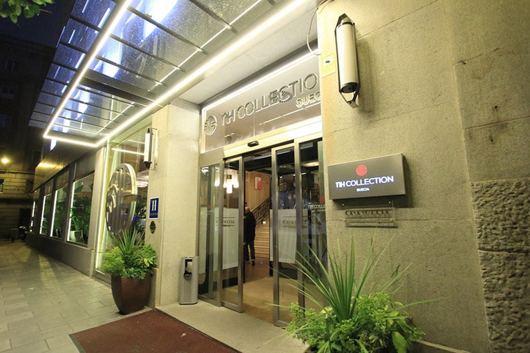 「NHコレクション・マドリード・スエシア」のエントランス。もともとスウェーデンのロイヤルファミリーが住んでいただけあって石造りの入り口も高級感がある。