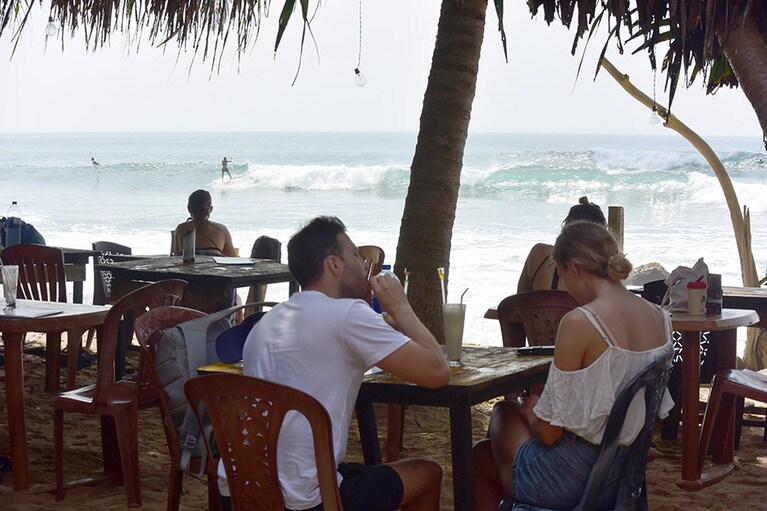 ビーチから一段高くなったカフェでサーファーをウォッチング。