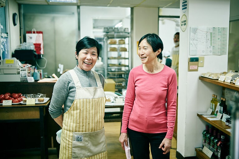 李さん(右)と熟練スタッフの汪 螢霙さん(左)。