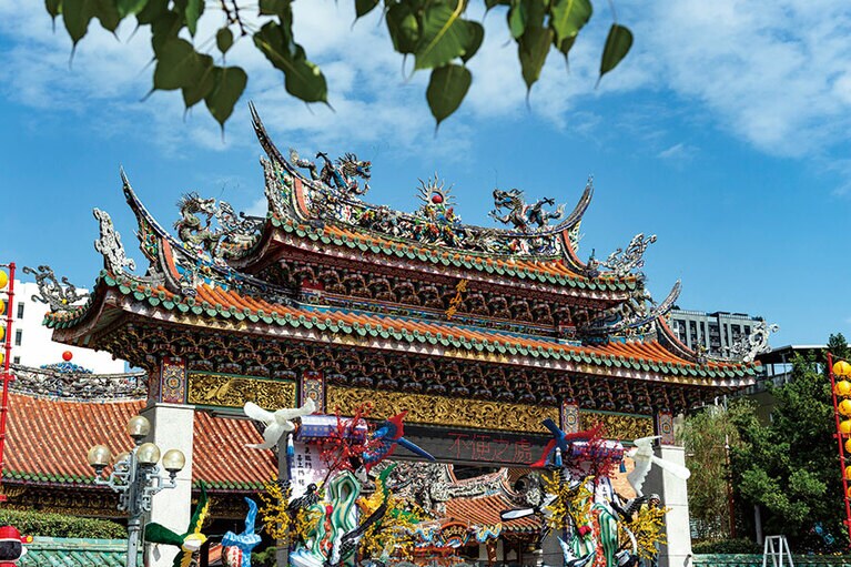 寺を中心にレトロな雰囲気が漂う浅草のようなエリア。さらに南にはローカルなグルメ夜市がある。