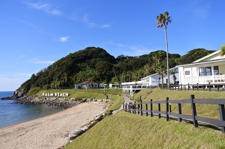 二見地区の海辺には雰囲気のいいカフェがあちこちに。どこにしようか、悩んでしまいそう。