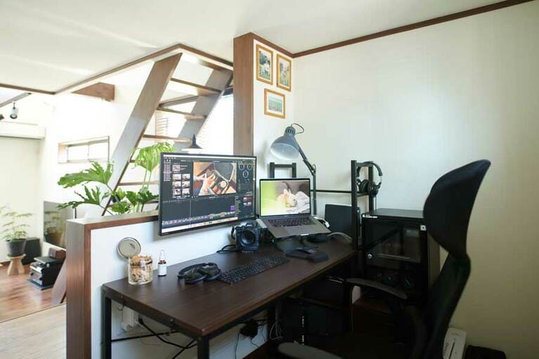 リビングから数段上がった場所をパソコンスペースに。動画の編集などもここでおこなっている。