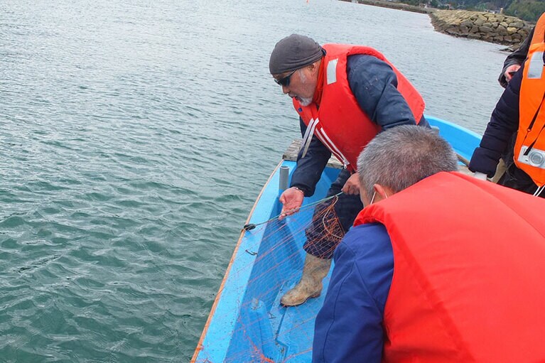 ふだんは漁師もしている石中晋二郎さん。黒サングラスで男前です。