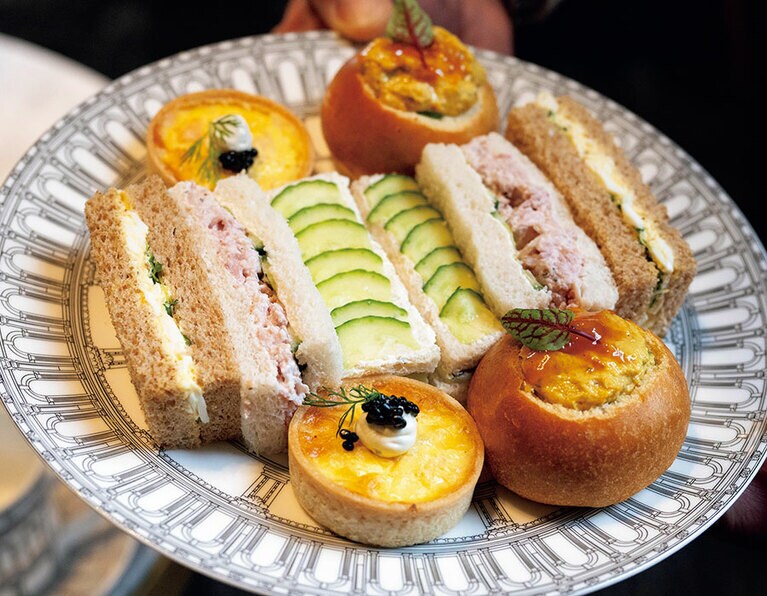 上演作品からインスピレーションを得たアフタヌーンティー51ポンド、シャンパン付きは72ポンド。