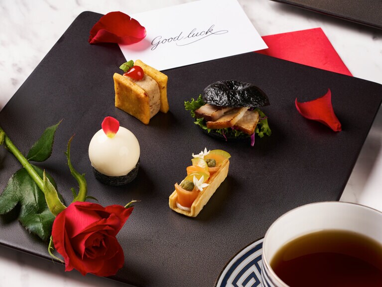 セイボリープレートより、「スモークサーモントラウトとシャインマスカットのタルト」「帆立とカリフラワーのムース　シトラス風味」「スモークベーコンと赤キャベツのベーグルサンドウィッチ」「鴨のリエットとドライトマトのサブレ」。