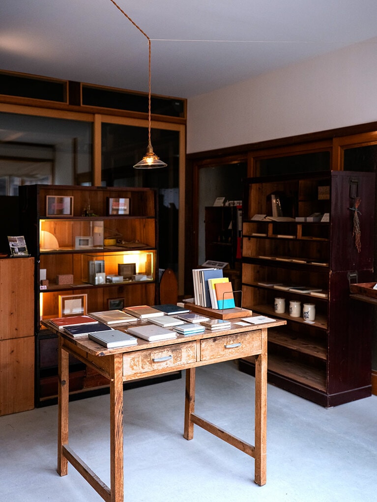 小さな店内に作品が。