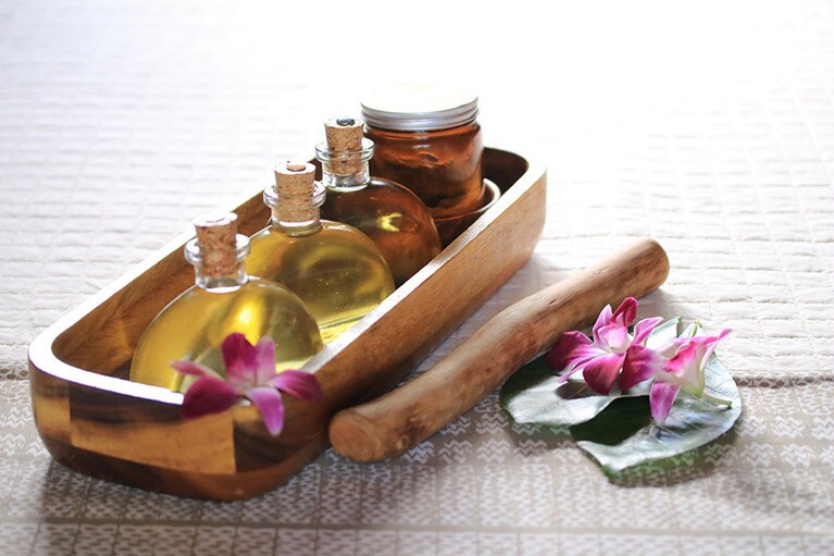 ボディマッサージに使用するオイル。木の枝を使うマッサージもある。