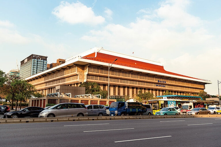 台北交通の要所。高鉄やMRTのほか、各地方へのバスの発着所などが集まる。