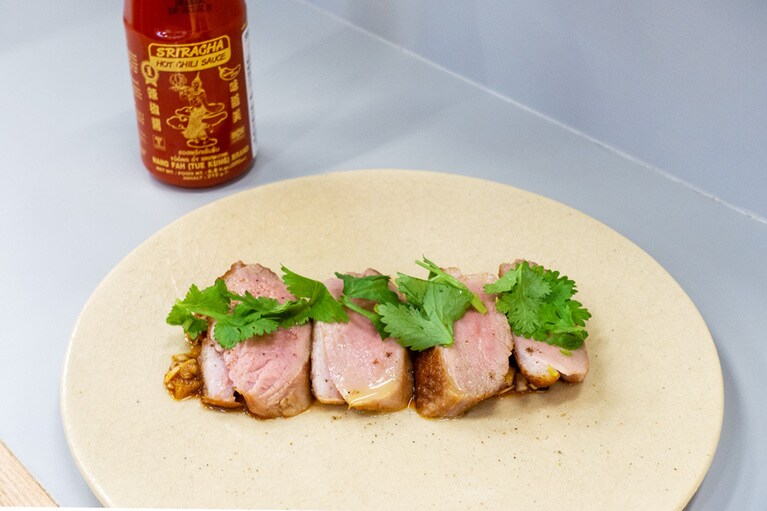 低温調理のよだれ鴨 680円。