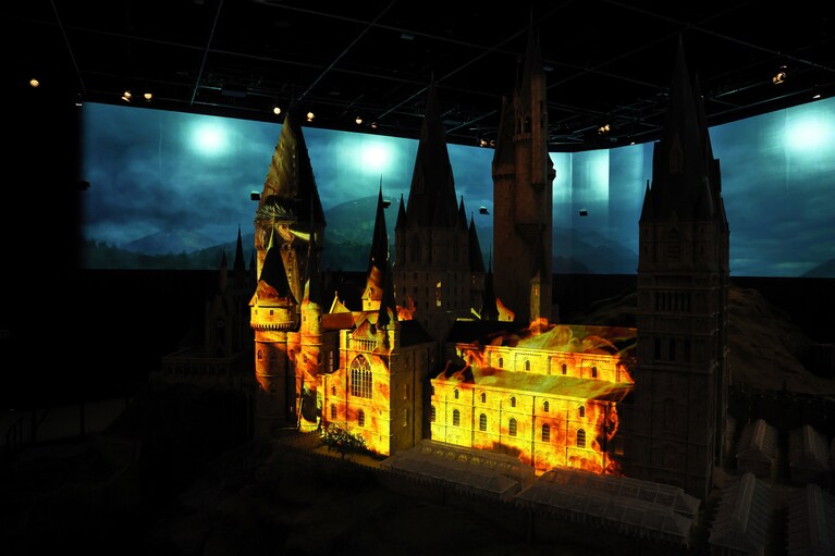 ホグワーツ城にドラゴンとハリーの戦いが現れる。