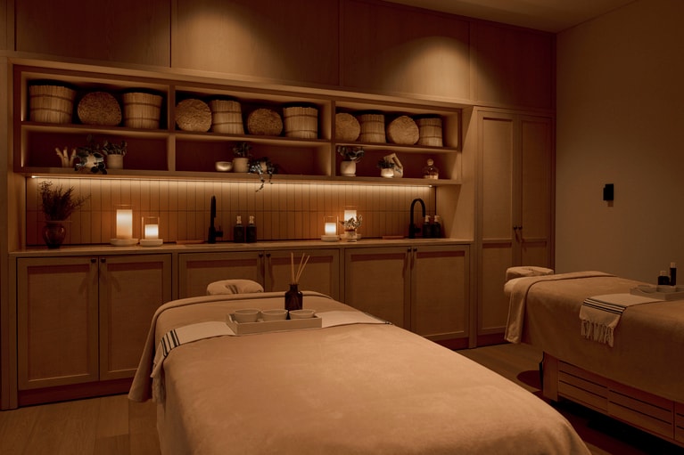 「bamford WELLNESS SPA」のトリートメントルームのイメージ。シグネチャーメニュー「1 Hotel Tokyo エクスペリエンス」は、フットリチュアル、回復を促すマッサージ、そして個々のニーズに合わせたフェイシャルを組み合わせたオーダーメイドトリートメント。