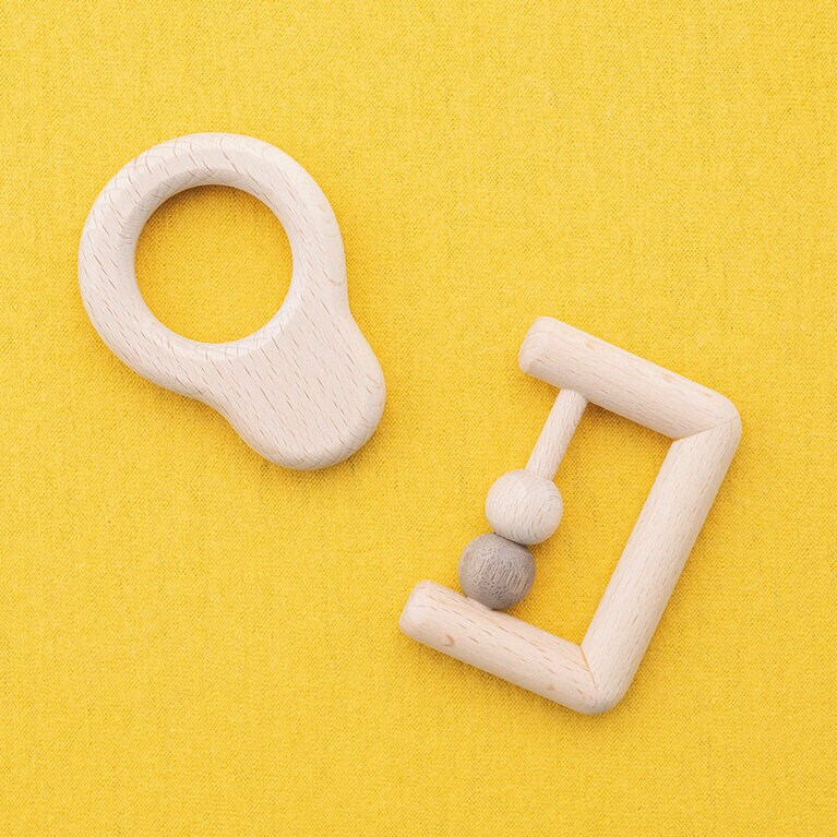 モノクロガラガラ 2,700円／木のおもちゃ ウッドワーロック