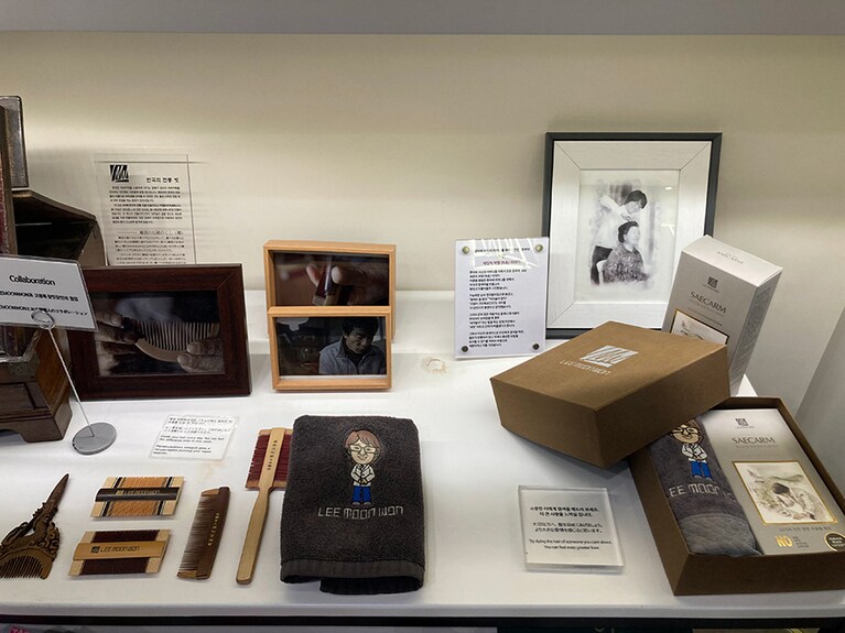 受付前には、オリジナルアイテムがずらり。先生のイラストが入ったタオルまで！