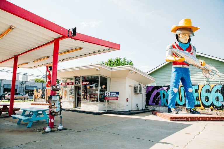 音楽、建築、そして文化的な魅力にあふれる町、タルサにはこんなユニークなスポット「バック・アトムズ・コズミック・キュリオス」も。photo：Oklahoma Tourism & Recreation Department。