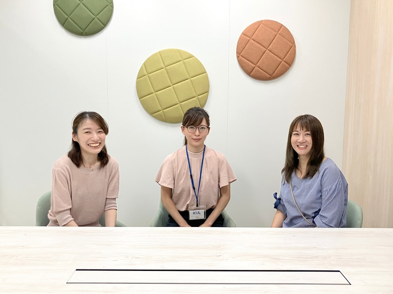 （株）KULは「“暮らしやすい”をデザインする」というビジョンのもと、施設経営を通じてコミュニティを創造する企業。現役ママも、様々な部署で子育てに仕事に頑張っています！