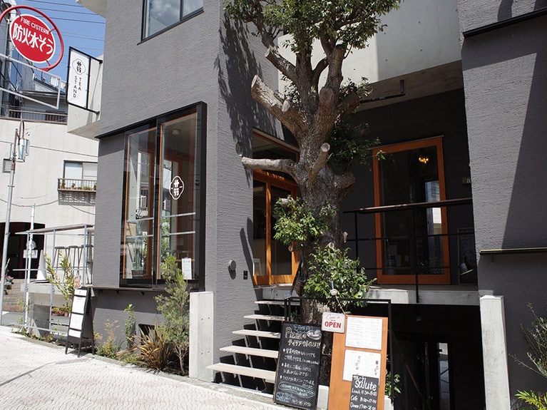 「サ行」の建物の中央には木があり、木の下のテラスでもお茶することができる。