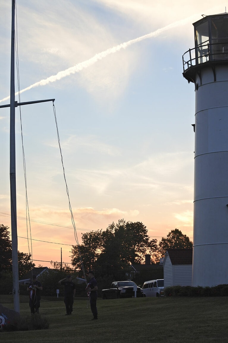 日没時に行われる旗を下す儀式。一日の終わりをしんみりと味わえます。