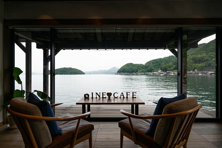 すぐ目の前に海が広がる1Fのフォトスポット。