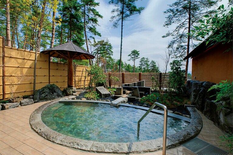 大浴場で体感できるのは、北アルプスから湧き出るやわらかな泉質の温泉。／休暇村 リトリート安曇野ホテル［長野・安曇野］