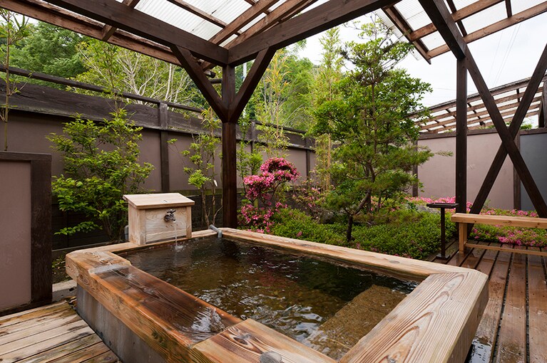 那須温泉 五ッ星源泉の宿 大鷹の湯［栃木／西那須温泉］別邸鷹山客室露天風呂。