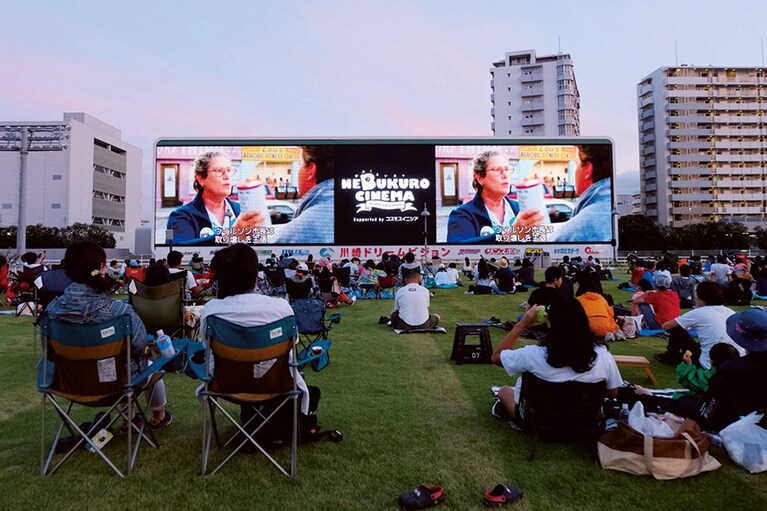 芝生にレジャーシートを敷いて、持ち寄ったおいしいごはんやお酒を飲みながらの映画鑑賞。